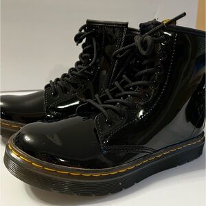 Dr Martens patent leather girls boots sz. US 3